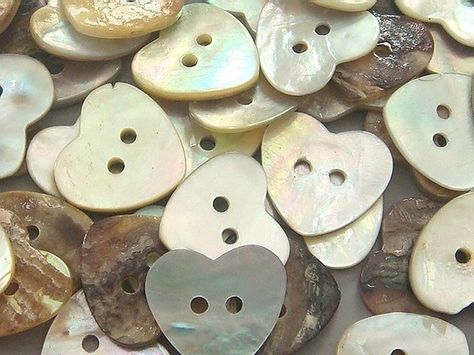 I Love Heart, My Funny Valentine, Heart Button, Types Of Buttons, Key To My Heart, Antique Buttons, Button Art, Happy Heart, Button Crafts