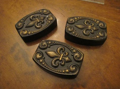 Pattern weights made with plaster in a soap mold, and then painted. These are gorgeous! Derby Ideas, Pattern Weights, Small Sewing Projects, Pattern Drafting, Sewing Studio, Diy Pattern, Sewing Tools, Sewing Machines, 14th Century