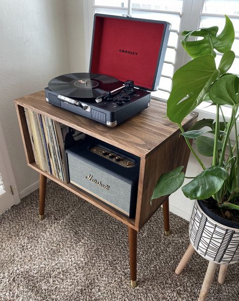 Vinyl Record Furniture, Record Player Stand, Home Design Inspiration, Dekorasi Kamar Tidur, Vinyl Storage, Apartment Decor Inspiration, Room Makeover Inspiration, Apartment Inspiration, Room Inspiration Bedroom