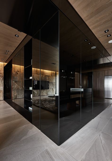 Love the natural look, but crave the fine, polished aesthetic of an inner-city apartment? My, have we got an interior for you. This dark and dreamy interior com Black Glass Decor, Dark Elegant Interior, Glass Self Design Wall, Dark Glass Mirror Wall, Backlit Glass Wall, Dresser Interior Design, Reflective Glass House, Dark Modern House Interiors, Glass Interior Design