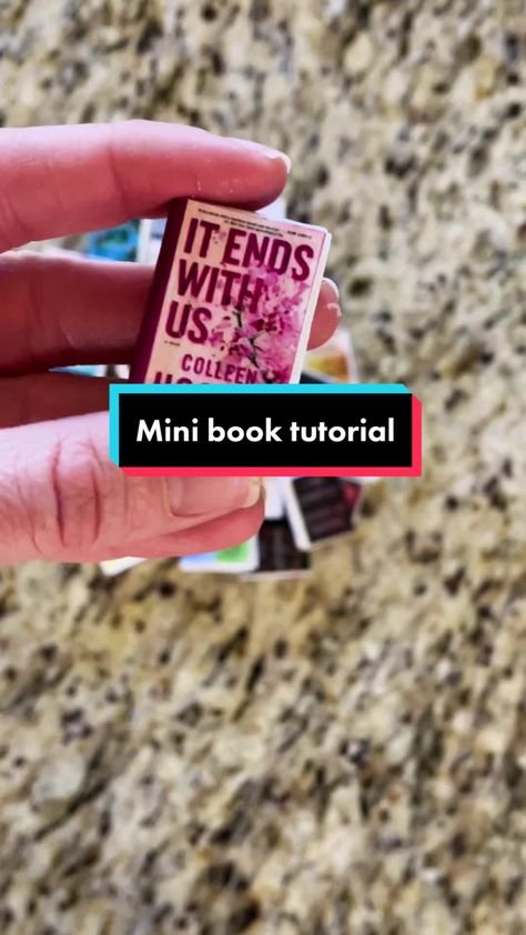 Diy Tiny Books, Mini Book Tutorial, Mini Books Diy, Mini Bookshelf, Mini Library, Book Earrings, Cadeau Diy, Miniature Diy, Mini Book