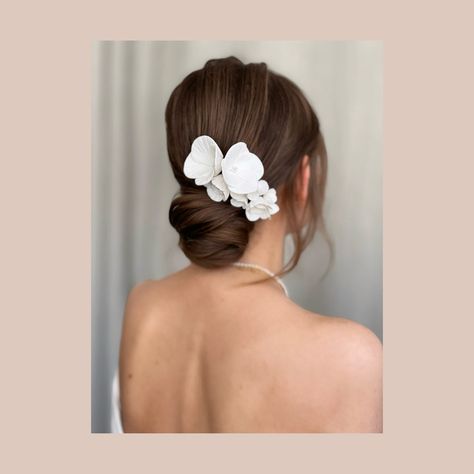 Flower Bridal Hairstyle, Minimal Shinion, Bridal Bun Flowers, Bridal Hair Accessories Low Bun, Low Bun Wedding Hair With Headpiece, Low Bun Wedding Hair Flowers, Low Bun Wedding Hair With Flowers, Sleek Bun With Flowers, Elegant Sleek Low Bun Wedding