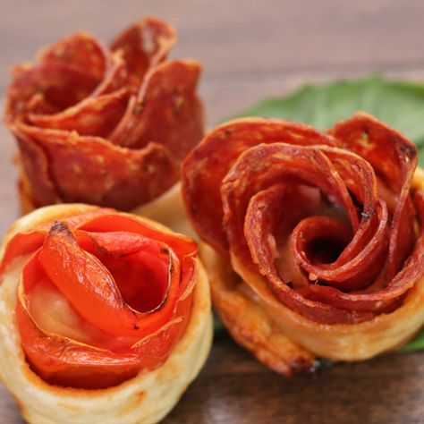 Pizza Rose, Pizza Roses, Rose Recipe, Red Pizza, Valentines Snacks, Potluck Ideas, Bbq Pizza, Rose Recipes, Festive Food