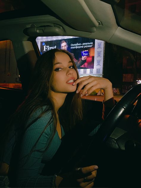 Nightime Car Photoshoot, Selfie In Car Night, Insta Car Pics Night, Car Photoshoot At Night, Baddie Insta Pics At Night, Picture In Car Aesthetic, Cute Car Poses, Photos In Car Aesthetic, Pictures In Car At Night