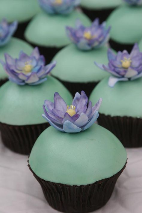 Lotus Blossom Cupcakes Lily Cupcakes, Egypt Cake, Blossom Cupcakes, Sophia Cake, Lotus Cake, Cupcakes Flores, Beautiful Cupcakes, Flower Cupcakes, Chocolate Pies