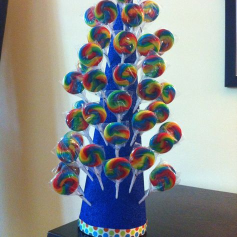 Lollipop tree Tree Garden Ideas, Homemade Lollipop, Diy Paper Lanterns, Homemade Lollipops, Lollipop Display, Graduation Party Desserts, Lollipop Tree, Curious George Party, Origami Projects