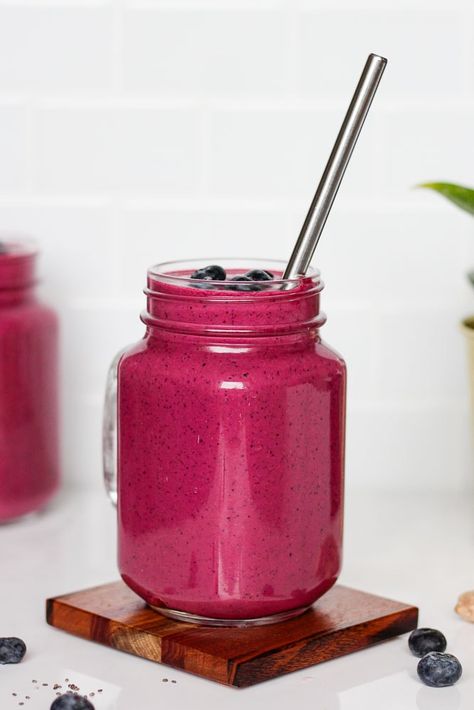 Beet Blueberry Smoothie, Beet Spinach Smoothie, Red Beet Smoothie, Menstrual Food, Beetroot Smoothie, Beets Smoothie Recipes, Red Smoothie, Nutritious Smoothie Recipes, Fruit Juice Recipes