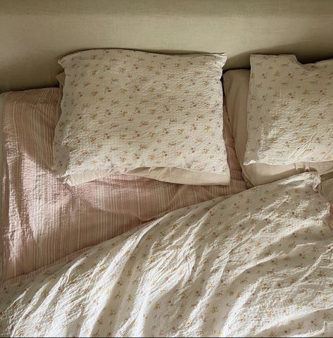 Cute Aesthetic Rooms, Bedding Aesthetic, Floral Sheets, Uni Room, Pretty Room, Aesthetic Rooms, Dream Room Inspiration, Cute Aesthetic, Room Makeover Inspiration