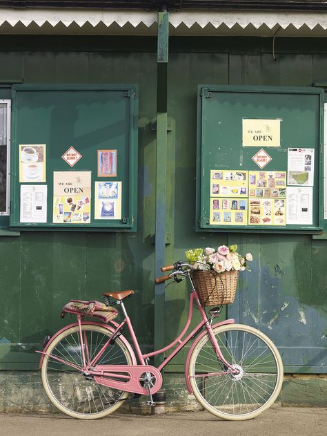 Bicycle Aesthetic, Summer Nostalgia, Bike With Basket, Pink Bicycle, Pink Bike, Bike Aesthetic, Foto Transfer, Velo Vintage, Nostalgia Aesthetic