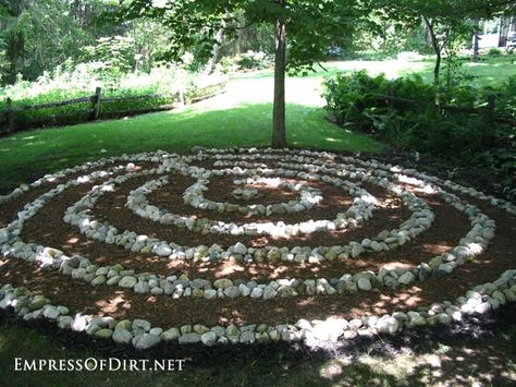 Stone circle maze in the garden Circular Garden, Labyrinth Garden, Stone Garden Paths, Unique Garden Art, Stepping Stones Diy, Simple Garden, Path Ideas, Garden Art Ideas, Stone Circle