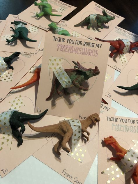 Friendasaurus valentines on the Cricut Souvenirs Birthday Kids, Dino Valentines, Birthday Return Gifts, Dinosaur Birthday Party Decorations, Idee Babyshower, Baby Birthday Decorations, Valentine Gifts For Kids, Birthday Projects, Party Favors For Kids Birthday