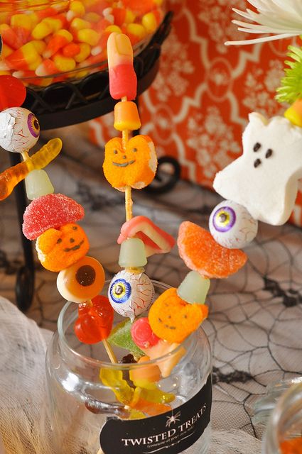 Candy Skewers - fun for any theme party by yourhomebasedmom, via Flickr Candy Skewers, Halloween Pudding, Halloween Cooking, Recetas Halloween, Candy Kabobs, Dulces Halloween, Halloween Idea, Halloween Clothes, Halloween Goodies