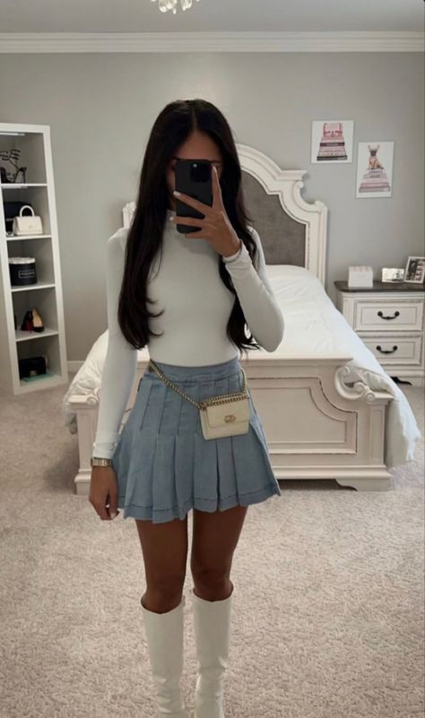 Outfits Skirts Aesthetic, Jean Tennis Skirt Outfit, Back To School Skirt Outfits, Cute Winter Outfits With Skirts, Jean Pleated Skirt Outfit, Denim Tennis Skirt Outfit, Small Skirt Outfits, Light Denim Skirt Outfit, Cute Outfits Skirts