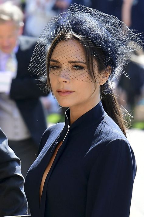 Victoria Beckham Royal Wedding 2018 Facinators Wedding, Hair With Hat, Fascinator Hats Outfit, Wedding Hats For Guests, Green Dress Outfit, Fascinator Hats Wedding, Race Outfit, Hats And Fascinators, Classy Hats