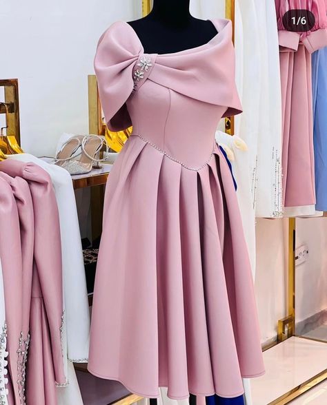 Gowns For Teenagers, Flower Material Gown Styles, Classy White Dress, Corporate Gowns, Classy Short Dresses, Ankara Dress Designs, Robes Glamour, Modest Dresses Fashion, Classy Prom Dresses