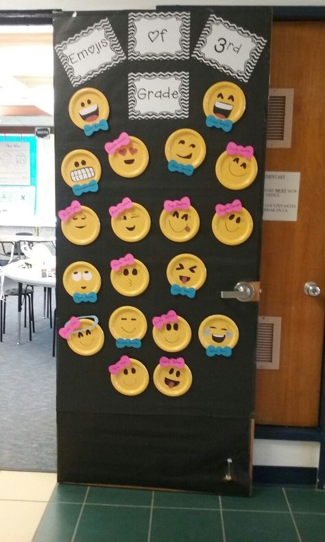 Emojis of 3rd grade ☺ yellow paper plates from dollar general and construction paper for faces Emoji Classroom Decor, Emoji Classroom Theme, Emoji Room, Trendy Door, School Doors, Classroom Bulletin Boards, Class Decoration, Yellow Paper, Classroom Door