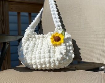 Crochet Trendy Bag, Trendy Crochet Shoulder Bag, Crochet Bag Ideas Inspiration, Crochet Popcorn Bag, Trendy Crochet Bag, Christmas Favors Diy, Crochet Popcorn, Shoulder Bag Crochet, Purse Patterns Free