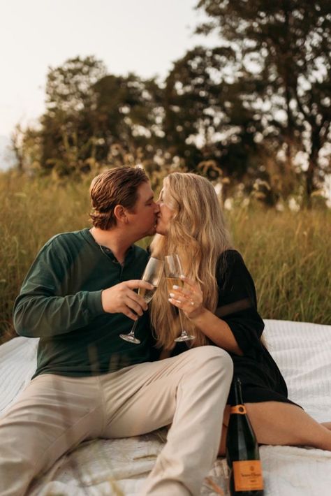 Champagne Golden Engagement Photos Blanket Poses, Vineyard Engagement Photos, Summer Engagement Pictures, Engagement Photo Shoot Beach, Picnic Engagement Photos, Fall Date Ideas, Engagement Pictures Beach, Farm Engagement Photos, Field Engagement Photos