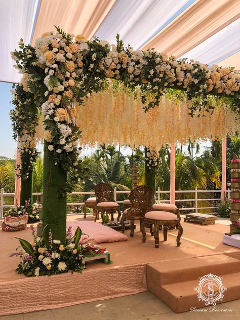 Mandap Setup, Indian Outdoor Wedding Decor, Wedding Mandap Decor, Vidhi Mandap, Indian Wedding Flowers, Reception Stage Decor, Mehendi Decor Ideas, Night Wedding Decor, Wedding Stage Backdrop