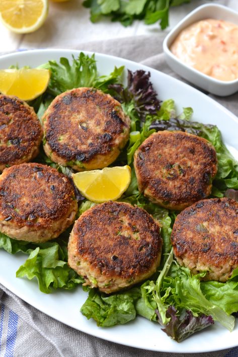 Easy Canned Tuna Cakes (Paleo, Whole30, Grain/Gluten Free) Paleo Tuna Cakes, Tuna Patties Healthy, Tuna Patties Easy, Tuna Dinner, Tuna Cakes Recipe, Tuna Lunch, Paleo Tuna, Tuna Fish Cakes, Tuna Patties Recipes