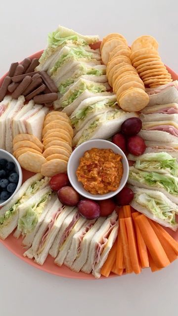 Budget/kid friendly meal/lunchbox ideas & grocery hauls! on Instagram: "Weekend lunch platter! ☀️" Sleepover Lunch Ideas, Kids Party Meals, Lunch Platters Ideas, Kids Platter Ideas, Meal Board Ideas, Dinner Platter Ideas, Lunch Platter Ideas, Kids Tea Party Food, Snack Platter Ideas