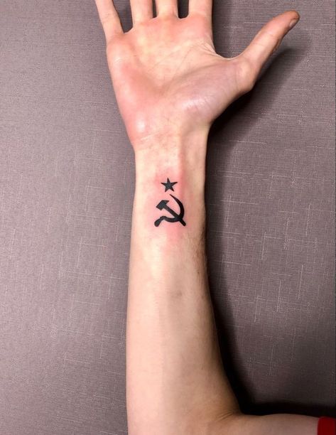 Marxist Tattoo, Hammer And Sickle Tattoo, Communist Tattoos, Socialist Tattoo, Soviet Tattoo, Russian Tattoo Ideas, Sickle Tattoo, Che Guevara Tattoo, Russian Tattoos