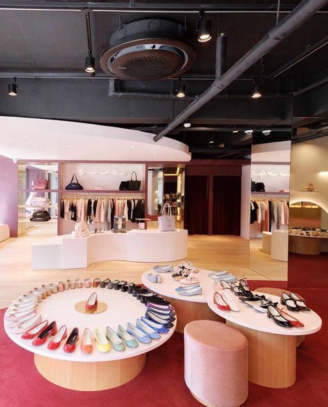 REPETTO KOREA
The Repetto flagship store and ballet studio in Seoul.
A unique and immersive experience dedicated to the brand.
1F, 22, Seolleung-ro 157-gil, Gangnam-gu, Seoul
#BalletStudioRepetto Ballet Studio, Flagship Store, Immersive Experience, Dance Wear, Seoul, Ballet