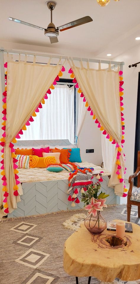 Summer Vibes Room Decor, Colorful Apartment Bedroom, Colorful Houses Interior, Vibrant Bedroom Ideas, Aesthetic Curtains, Bedroom Decor Ideas Aesthetic, Colorful Boho Bedroom, Hippie Curtains, Colorful Room Decor