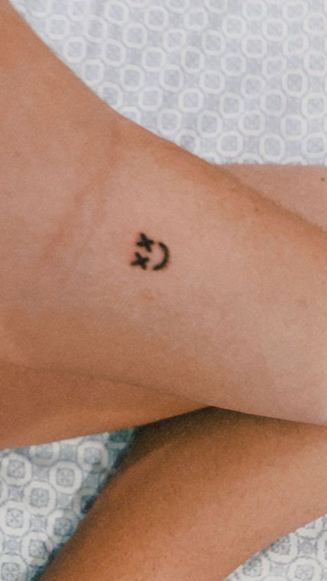 One Direction Tattoos, Tato Henna, Sharpie Tattoos, Inspiration Tattoos, Bff Tattoos, Cute Tiny Tattoos, Stylist Tattoos, Lip Tattoos, Discreet Tattoos