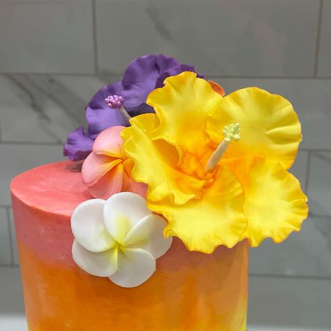 How to make Fondant flowers without wires tutorial with Liliana da Silva from sugarella Tropical Fondant Flowers, Fondant Hawaiian Flowers, Fondant Hibiscus Flowers Tutorial, Hawaii Cake, Gum Paste Flowers Tutorials, Tropical Cake, Stitch Party, Sugar Paste Flowers, Fondant Flower Tutorial