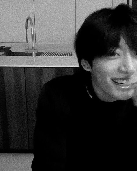 Bts Black And White, Jungkook Selca, Jeon Jungkook Photoshoot, Bts Jungkook And V, Jungkook Aesthetic, Jungkook Abs, Naha, Jungkook Cute, Foto Jungkook