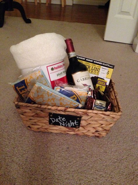 Holiday Grab Bag Gift Idea: "Date Night" Includes a basket filled with a throw blanket, wine, DVD, popcorn, and dark chocolate. Date Night Basket, Netflix Night, Movie Night Basket, Date Night Gift, Movie Night Gift Basket, Couple Gifts Basket, Grab Bag Gifts, Movie Night Gift, Baskets Ideas