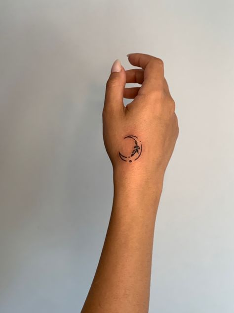 #tattoo #moontattoo #moon #tattoodesign #tatts #tattooideas #aesthetic #tattooart #ink #handtattoo #girltattoo #tatuagem Crescent Moon Hip Tattoo, Crescent Moon Hand Tattoo, Waxing Crescent Tattoo, Moon Hand Tattoos For Women, Hand Tattoos Moon, Waning Moon Tattoo, Moon Tattoo Women, Moon Tattoo On Hand, Moon Tattoo Hand