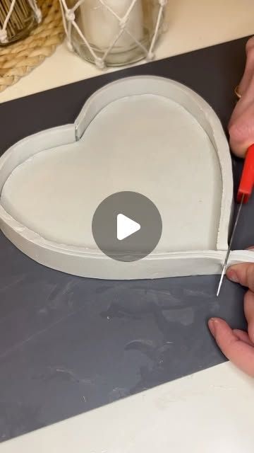 Heart Shaped Ceramics, Clay Buddha Diy, Clay Crafts Heart, Heart Clay Ideas, Easy Clay Ideas Simple, Valentines Day Ceramics, Heart Clay Tray, Air Clay Ideas Diy, Clay Art Heart