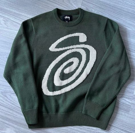 aesthetic jumper clothes stussy summer vibes outfit inspo green colour cute vintage street wear gorpcore gorl Stussy Sweater, Stussy Crewneck, Gothic Streetwear, Loose Knitwear, Mens Outfit Inspiration, Sweater Oversize, Vintage Punk, Streetwear Tops, Sweater Vintage