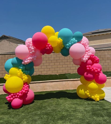 Gabrielle Gonzalez Gaby's Balloons LLC 🎈 | Oversized & Organic Balloon Arch 🎈🤍 | Instagram Table Balloon Arch, Organic Balloon Arch, Balloon Arch Decorations, Party Balloons Diy, Balloons Galore, Balloon Garland Diy, Balloon Company, Balloons Decorations, Graduation Balloons