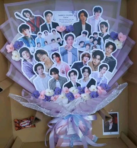 Picture Bouquet Crafts Gift Ideas, Jungkook Bouquet, Kpop Bouquet Ideas, K Pop Bouquet, Buket Photocard, Kpop Flower Bouquet, Bts Flower Bouquet, Photocard Bouquet, Kpop Bouquet