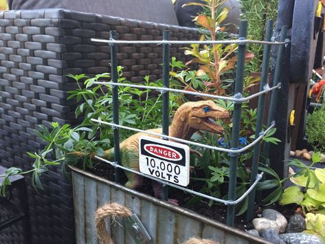 Jurassic Park garden Dinosaur Halloween Yard Decorations, Jurassic Garden Design, Jurassic Park Garden, Jurassic Park Playhouse, Jurassic Park House Decor, Jurassic Park Outdoor Decorations, Jurassic World Halloween Decorations, Jurassic Park Office Decor, Jurassic Park Fence