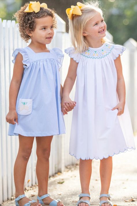 2 little girls holding hands and smiling in smocked dresses Smocked Outfits, Preppy Toddler, Kid Pictures, Kids Smock, Smocked Baby Clothes, Toddler Ootd, Preppy Baby, Kids Inspo, Girls Smocked Dresses