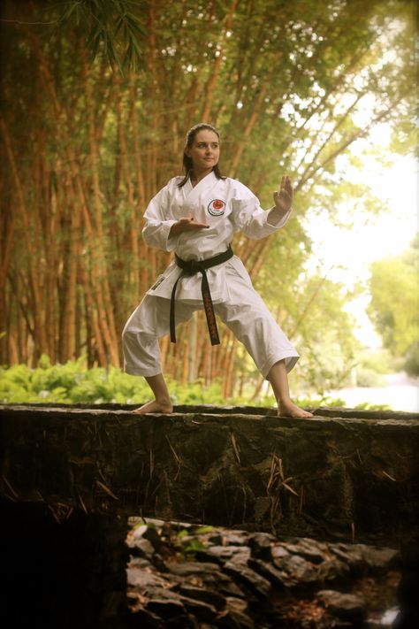 Taekwondo Senior Pictures, Martial Arts Senior Pictures, Karate Photography, Karate Picture, Art Pictures Ideas, Quinceanera Pictures, Sport Karate, Martial Arts Girl, Martial Arts Women