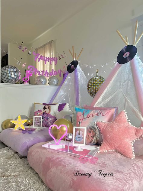 Taylor Swift Slumber Party Ideas, Birthday Party Sleepover Ideas, Swiftie Sleepover, Birthday Bed, Dream Sleepover, Makeup Birthday Party, Fun Sleepover Activities, Birthday Bff, Sleepover Birthday Party