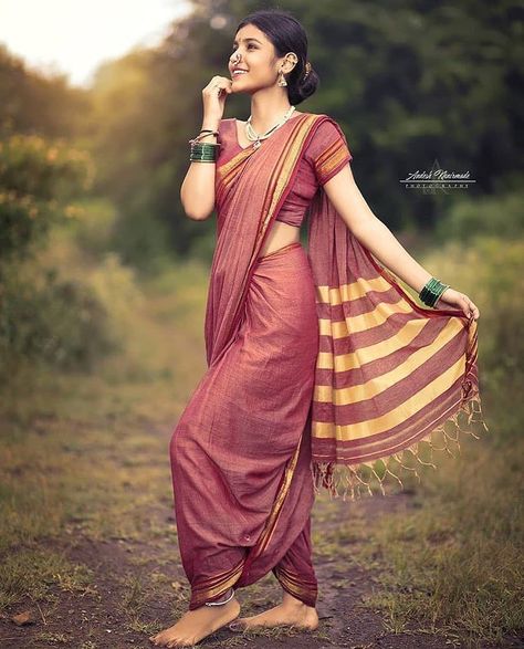 Sadi Pose Indian Fashion, 100 Poses, Maharashtrian Saree, Kashta Saree, Indian Bride Poses, Indian Bride Photography Poses, Nauvari Saree, Simple Saree Designs, Bride Photography Poses