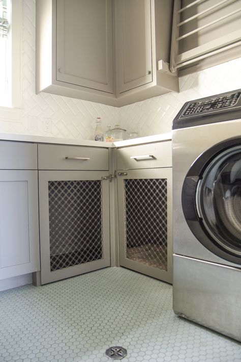 Laundry Room Design With Dog Kennel, Laundry Room With Pet Area Built Ins, Diy Laundry Room Cabinets Built Ins, Dog Crate In Laundry Room, Dog Area In Laundry Room, Laundry Room With Built In Dog Kennel, Built In Kennel Laundry Room, Laundry Room With Dog Crate, Built In Crates For Dogs