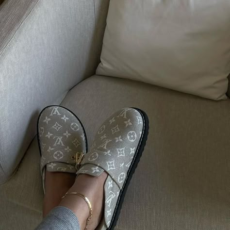 Lv Slippers, Women Slippers Fashion, Mode Zara, Pretty Shoes Sneakers, Dressy Sandals, Cute Slippers, Fashion Shoes Flats, Shoe Inspiration, Girly Shoes