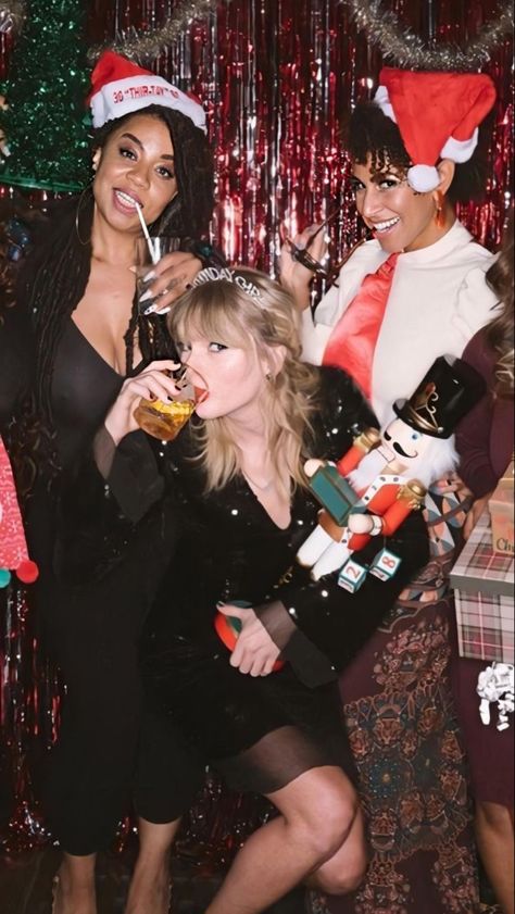 Taylor Swift Partying, Taylor Swift Christmas Aesthetic, Art Inspiration Creative, Merry Swiftmas, Creative Tattoo Ideas, Christmas Aesthetics, Taylor Swift Christmas, Lauren Taylor, Creative Tattoo