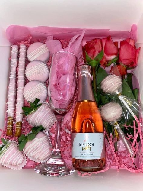 Strawberry Wine Box Ideas, Wine And Strawberry Gift Boxes, Mothers Day Sweets Treats Gift Ideas, Treat Gift Boxes, Chocolate Strawberries Bouquet, Wine Gift Box Ideas, Valentine Chocolate Covered Strawberries, Mothers Day Chocolates, Strawberry Box