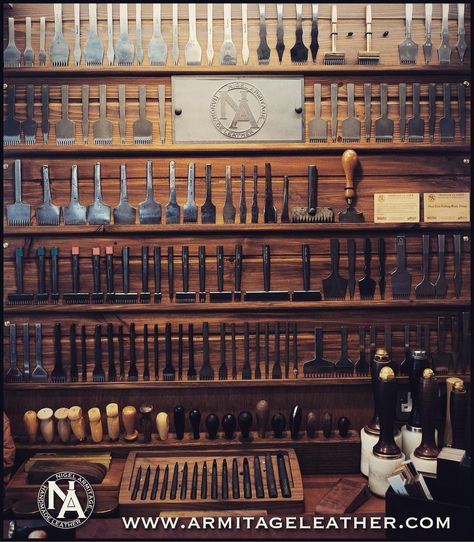 Leather Working Station, Leathercraft Workshop, Leatherworking Tools, Workbench Plans Diy, Leather Working Tools, Tack Shop, European Aesthetic, Leather Tools, Workbench Plans