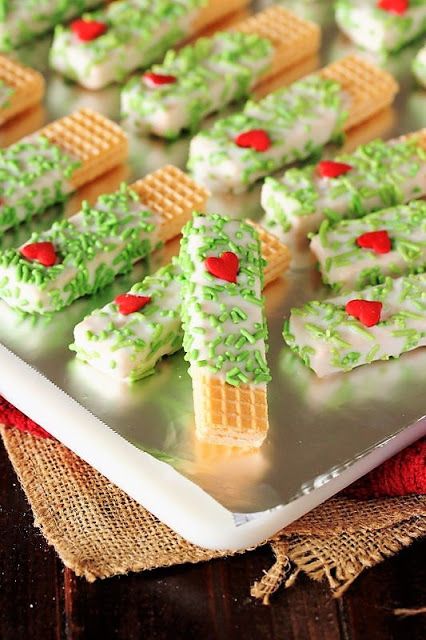 Chocolate Dipped Sugar Wafers, Dipped Sugar Wafers, Christmas White Chocolate, Sugar Wafers, Baking List, Christmas Sweet Treats, Easy Christmas Treats, Christmas Candy Recipes, Recipes Christmas