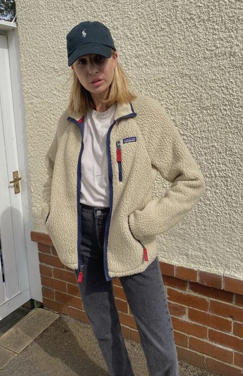 Fleece Jacket Outfit, Walk Outfit, Lizzy Hadfield, Patagonia Outfit, Fleece Outfit, Bum Bags, Go For A Walk, 인물 사진, Chunky Boots