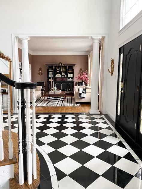 Stair Railing Ideas Diy, Black And White Checkered Tile, Modern Stair Railing Ideas, Diy Railing, Railing Styles, Tile Entryway, Tile Grout Color, Studio Mcgee Kitchen, Decoration Hall